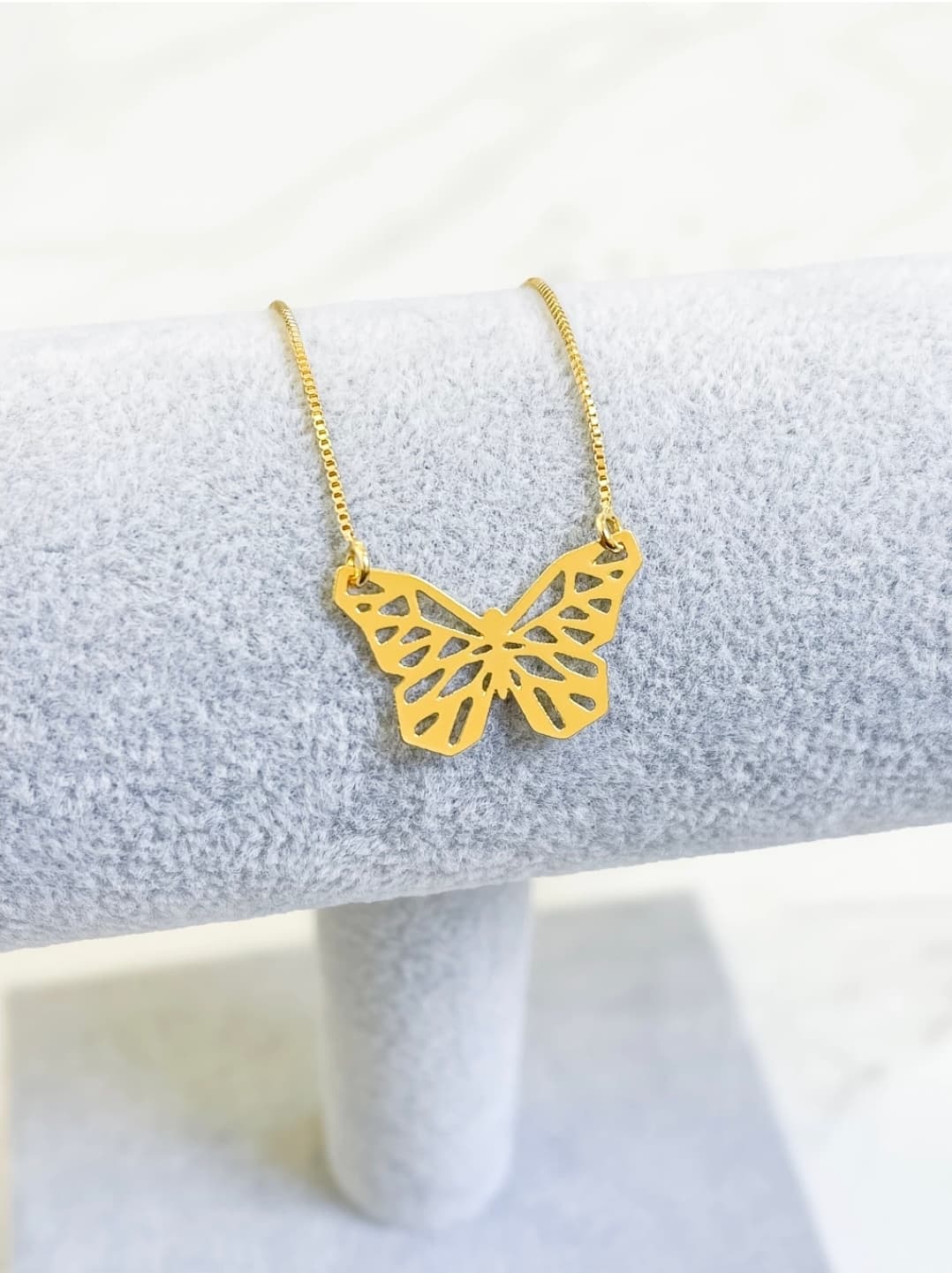 Colar Borboleta Geométrica Ouro